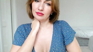 Mallinia, the hot influencer, flaunts her stunning body in this sensual video