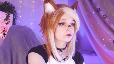 Watch Vronnier's live stream of Aching hunger - cam girl's raw desires!