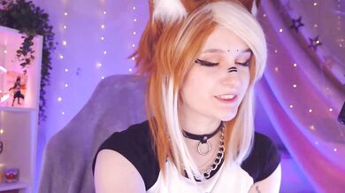 Watch Vronnier's live stream of Aching hunger - cam girl's raw desires!