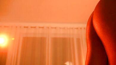 Watch the mesmerizing sister's record-breaking booty & charms you with her stunning art