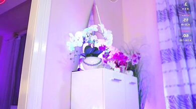 Marilyn_La_Rose records herself getting up close and personal with a young white dude