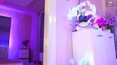 Marilyn_La_Rose records herself getting up close and personal with a young white dude