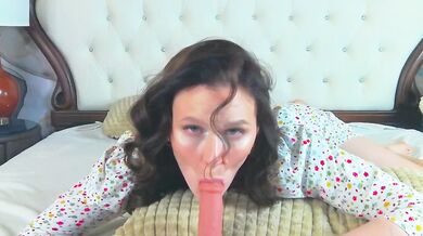 Watch NatalyRose_, the dirty-talky brunette, finger herself in hot yoga class
