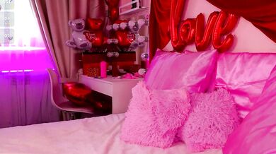 Watch Jollly Belle's amazing buttocks bounce while she rides a shapely silhouette