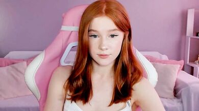 LeahSthetics - The perfect cam slut with perfect assets - Enchanting curves chat and record!