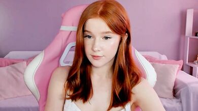 LeahSthetics - The perfect cam slut with perfect assets - Enchanting curves chat and record!