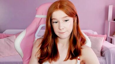 LeahSthetics - The perfect cam slut with perfect assets - Enchanting curves chat and record!