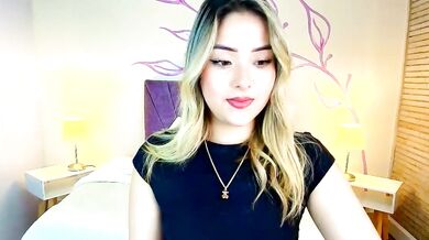 Watch Dahlia Moore's deepthroat and ass play with a dildo & vibrator