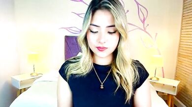 Watch Dahlia Moore's deepthroat and ass play with a dildo & vibrator
