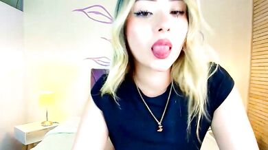 Watch Dahlia Moore's deepthroat and ass play with a dildo & vibrator