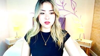 Watch Dahlia Moore's deepthroat and ass play with a dildo & vibrator