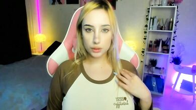 MoranaKit's curvy-teens doggy-style adventure: Interactive toys, big tits & squirt!