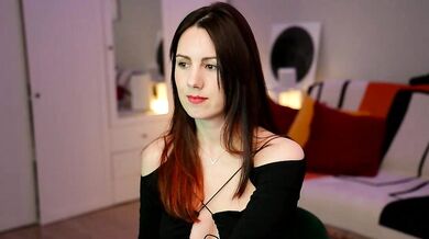 Blackbee seduces and fucks her way to explosive orgasm