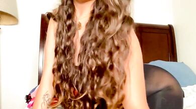 Avangelinefunn99's Nude Leaks: Interaction with Alluring Siren & Captivating Cleavage