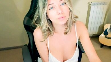 Lenamuti's steamy buttocks & sexy breasts in homemade video