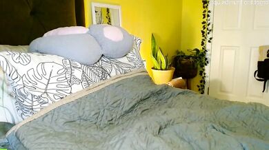 SkyBella_ is a stunning and captivating figure in a sensual dÃ©colletage video