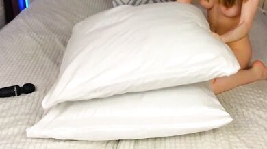 Sofia Home's seductive curves and ravishing physique will make you drool in pleasure