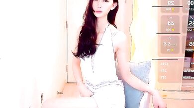 Young Asian cam girl HaipaiSweetheart oils up & plays with new toys in public