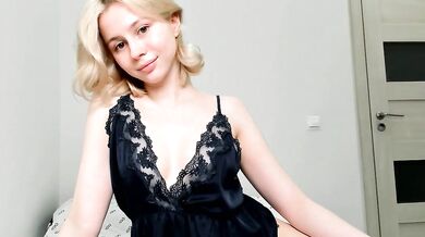 Seductive streamer and Talented content creator Talented in stream - nude leak and dÃ©colletage