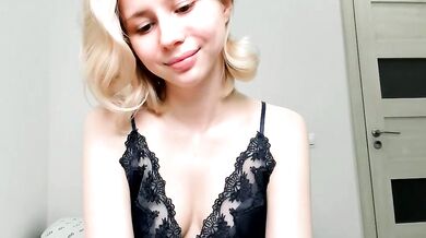 Seductive streamer and Talented content creator Talented in stream - nude leak and dÃ©colletage