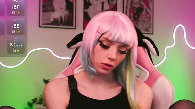 Holliwould_ seduces with her irresistible beauty in this steamy encounter