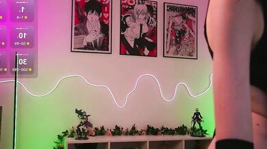 Holliwould_ seduces with her irresistible beauty in this steamy encounter