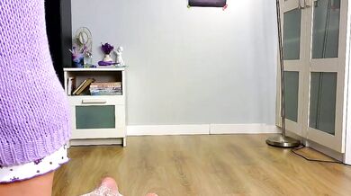 Watch new_purple's solo play with her perfectly sculpted pussy in this erotic video