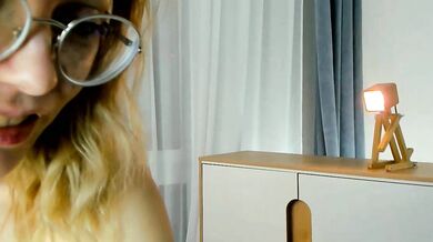 Annisfilbert - Charismatic influencer with a perfect backside in the act of being naked