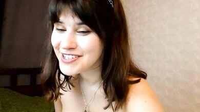 Watch Anna in Wonderworld's stunning breasts vibrate in a live show on cam