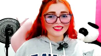 Alexatexa2929 humiliates herself in hot yoga & records herself fingering her way to a hot facial