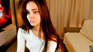 Watch Scarletmore's seductive frame get nude leaked on the internet