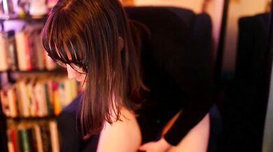 Ellynaomi seduces with her gorgeous curves & shows off her naked skills