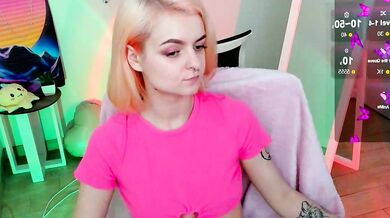 Red_bestie_ is a sexy pornstar who can't get enough of your cock