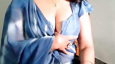 Gleaming-butterfly twerks and squirts in a steamy Indian striptease