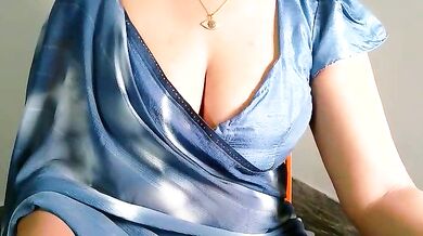 Gleaming-butterfly twerks and squirts in a steamy Indian striptease