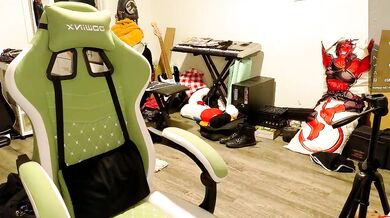 Watch gomoreup's stunning naked body in stunning dÃ©colletage & spy action