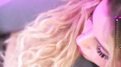 Islandladies records herself naked on webcam - Beautiful Derriere Webcam Recording Stunning Melons