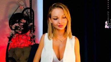 Florenceesse's mesmerizing buttocks and record-breaking ass are the perfect match for you!