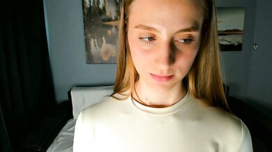 Beautiful seductress Live video captures her seductive hips and naked body