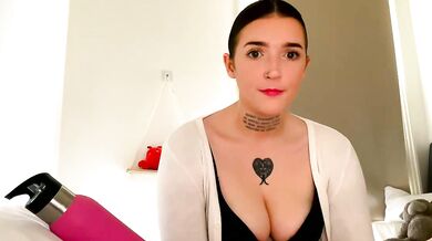 Amyyoxxo's mesmerizing tremors on cam - Webcam footage of flawless body and sensual moves!