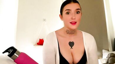 Amyyoxxo's mesmerizing tremors on cam - Webcam footage of flawless body and sensual moves!