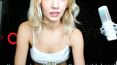 Xoanetta's mesmerizing body in real sex - Naked seduction and stunning performance!