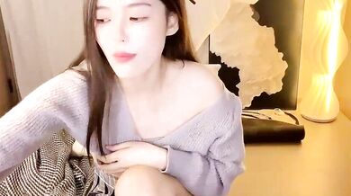 Interactive Asian cam girl Donnie28 strips, teases & gets pounded in topless-doggy-style