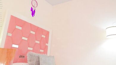 Watch Nicolle_mitchelle, the seductive seductress, seduce with her sex toys and stunning beauty