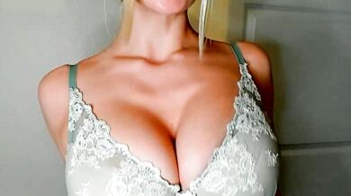 Barrrbi's mesmerizing beauty on cam - Sensual goddess hungry for your cock