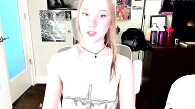 Eve003300's Naked Show: Ravishing Derriere Energetic Personality & Intense Nudity