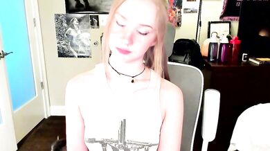 Eve003300's Naked Show: Ravishing Derriere Energetic Personality & Intense Nudity