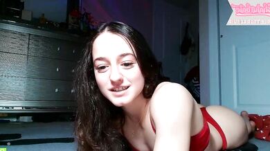 Scarlett Gracevip, the hot and voluptuous cam slut, is the ultimate porn star in this video