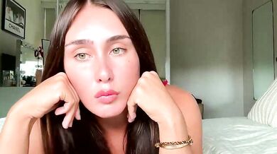 Sashabooxx seduces her way into a hot cam show with diva-like beauty
