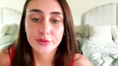 Sashabooxx seduces her way into a hot cam show with diva-like beauty